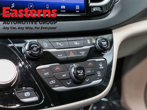 Used 2023 Chrysler Pacifica Touring-L image 20