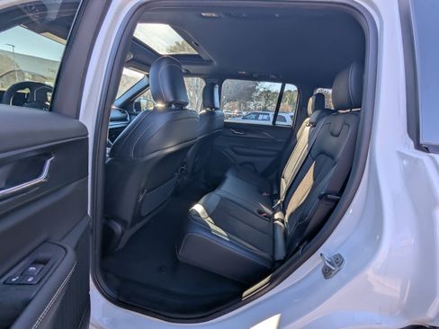 Used 2025 Jeep Grand Cherokee Altitude image 11