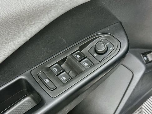 Used 2023 Volkswagen Taos SE w/ Panoramic Sunroof Package AWD/4WD image 15
