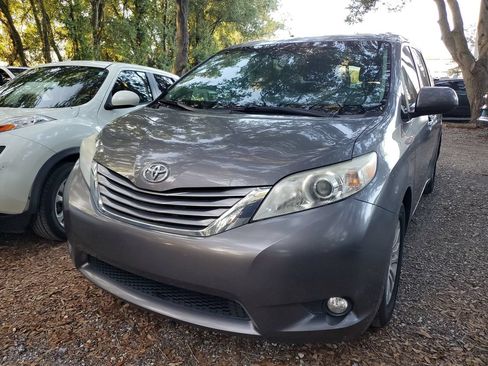 Used 2017 Toyota Sienna XLE FWD image 2