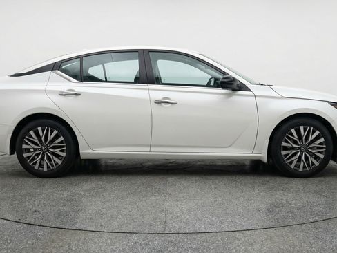 Used 2025 Nissan Altima 2.5 SV FWD image 11