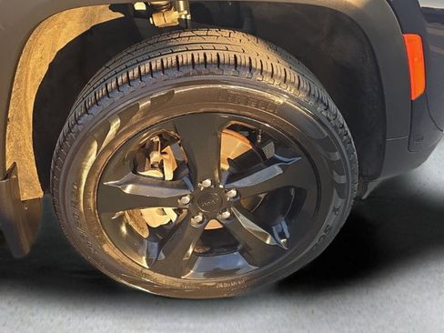 Used 2024 Jeep Grand Cherokee Limited w/ Luxury Tech Group II image 38