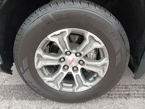 Used 2024 GMC Sierra 1500 SLT image 3