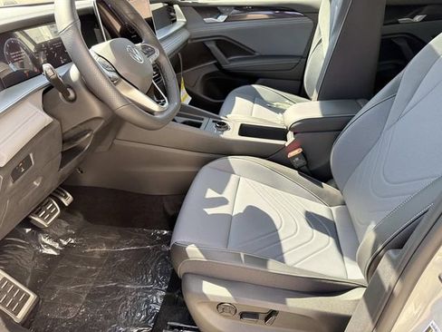 New 2026 Volkswagen Tiguan SE R-Line FWD image 16