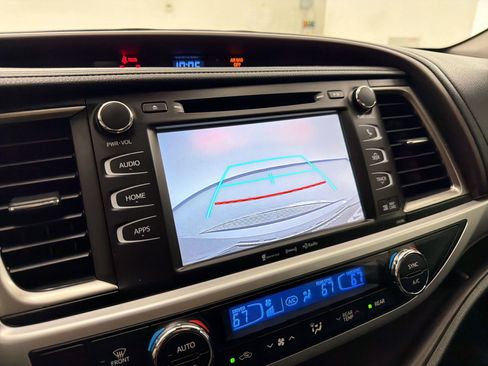 Used 2019 Toyota Highlander XLE FWD image 25