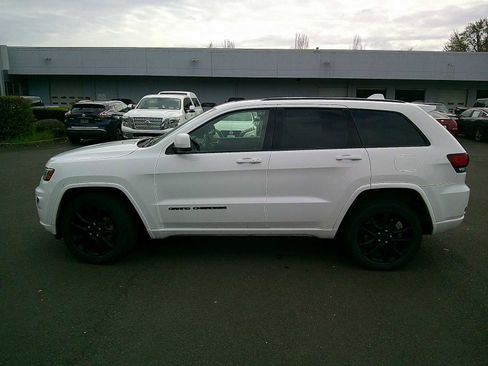 Used 2019 Jeep Grand Cherokee Altitude image 2