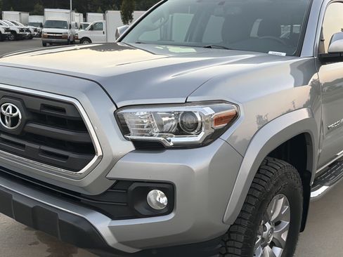 Used 2017 Toyota Tacoma SR5 w/ Tow Package AWD/4WD image 6
