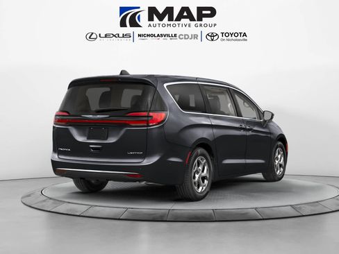 Used 2024 Chrysler Pacifica Limited FWD image 2