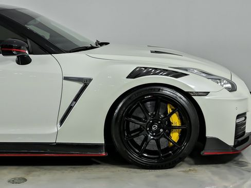 Used 2020 Nissan GT-R NISMO AWD/4WD image 15