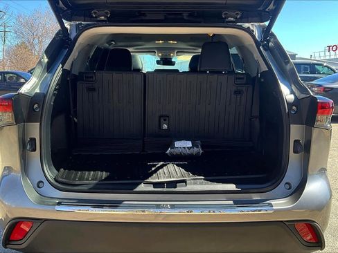 Certified 2025 Toyota Highlander XLE image 31