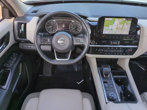 Used 2023 Nissan Pathfinder SL AWD/4WD image 16