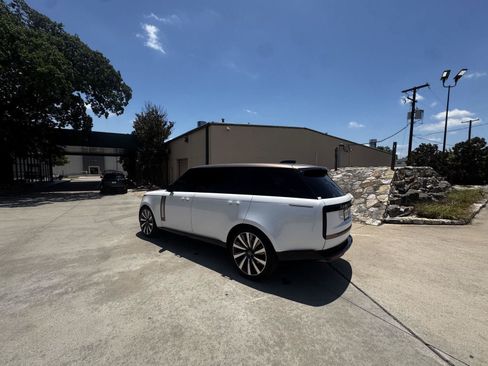 Used 2022 Land Rover Range Rover SV AWD/4WD image 2