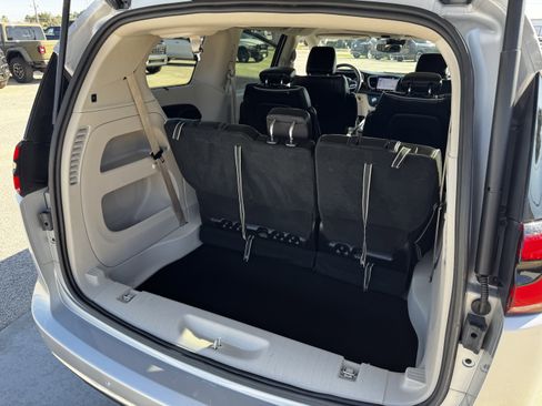 Used 2023 Chrysler Pacifica Limited image 34