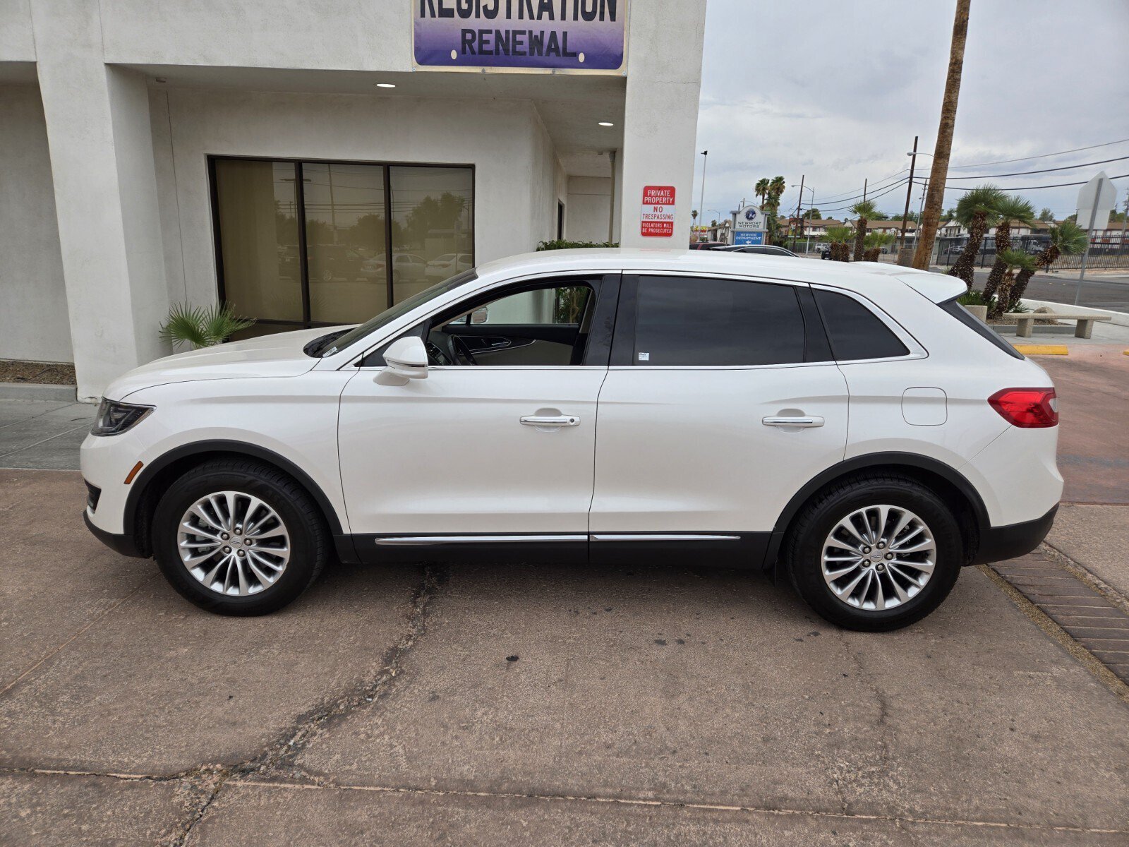 Used 2017 Lincoln MKX Select w/ Select Plus Package FWD image 2