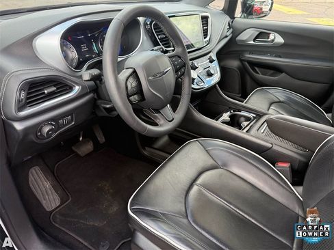 Certified 2025 Chrysler Pacifica Limited image 11