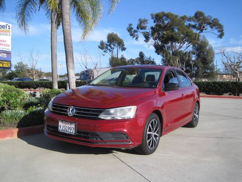 Used 2016 Volkswagen Jetta SE FWD image 1