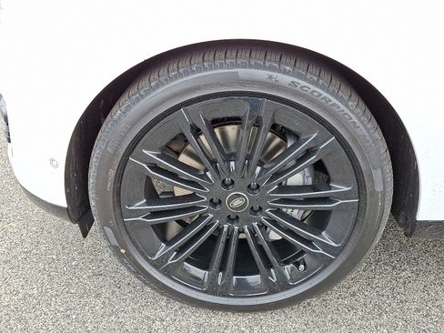 New 2025 Land Rover Range Rover SE image 9