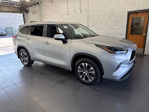 Used 2023 Toyota Highlander XLE AWD/4WD image 1