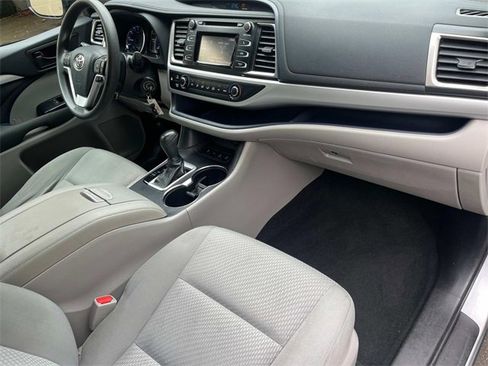 Used 2019 Toyota Highlander LE image 27