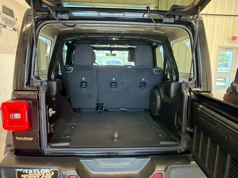 Used 2022 Jeep Wrangler Unlimited Rubicon w/ LED Lighting Group AWD/4WD image 34