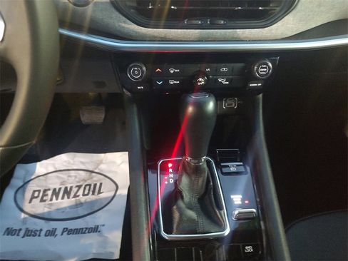 Used 2024 Jeep Compass Latitude image 11