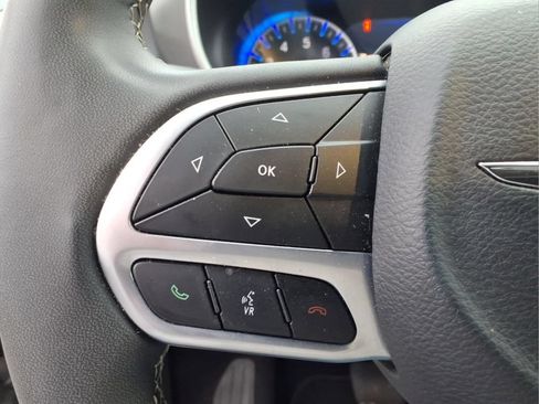 Used 2024 Chrysler Pacifica Touring-L FWD image 19