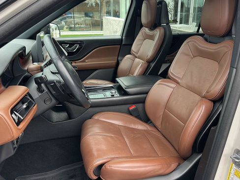 Used 2023 Lincoln Aviator Grand Touring w/ Equipment Group 301A AWD/4WD image 9