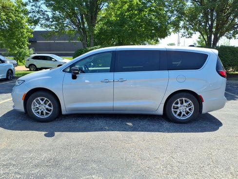 Used 2024 Chrysler Pacifica Touring-L FWD image 5