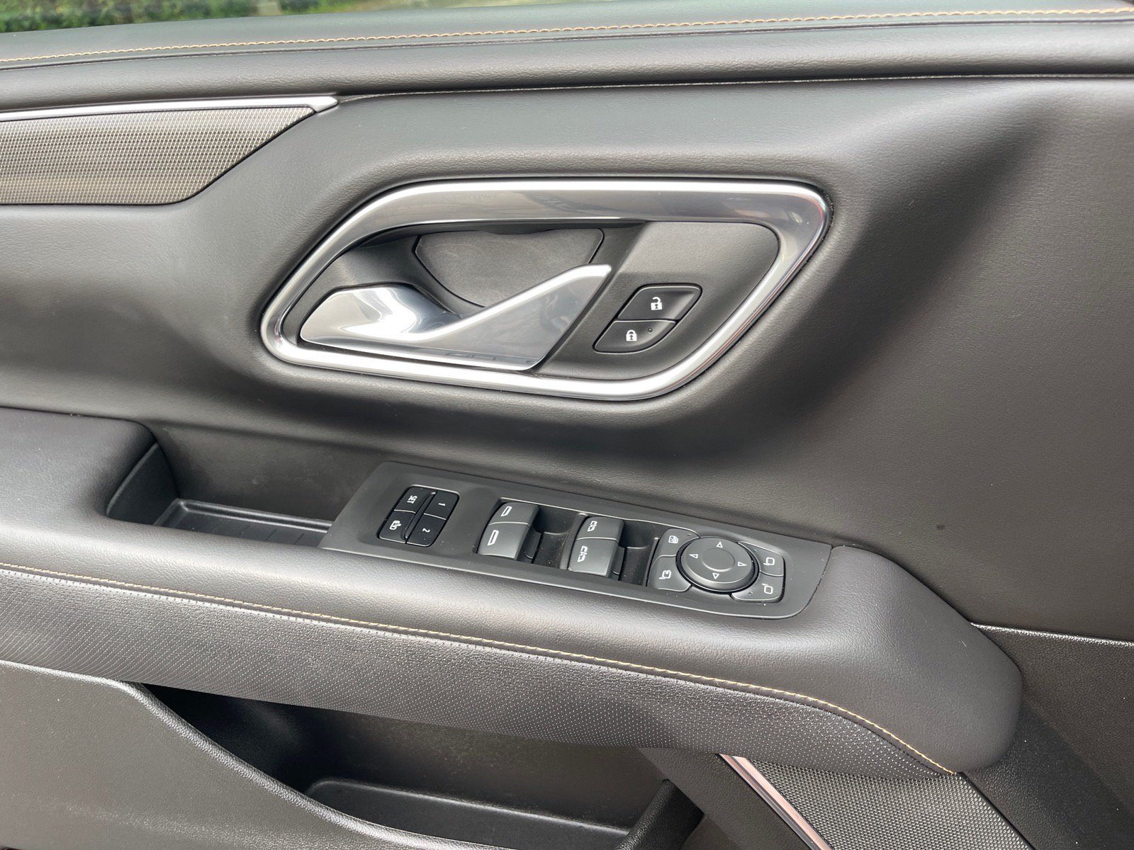 Used 2023 GMC Yukon AT4 w/ AT4 Premium Package AWD/4WD image 8