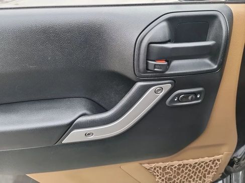 Used 2017 Jeep Wrangler Unlimited Rubicon w/ Connectivity Group image 11