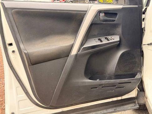 Used 2018 Toyota RAV4 LE FWD image 20