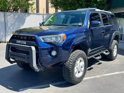 Used 2017 Toyota 4Runner SR5 AWD/4WD image 3