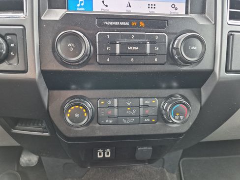 Used 2019 Ford F150 XLT w/ Equipment Group 302A Luxury AWD/4WD image 32