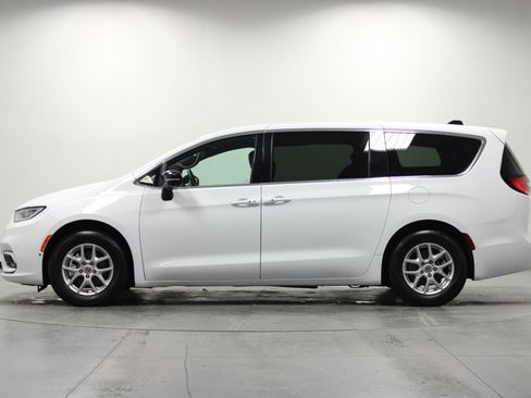 Used 2025 Chrysler Pacifica Select image 7