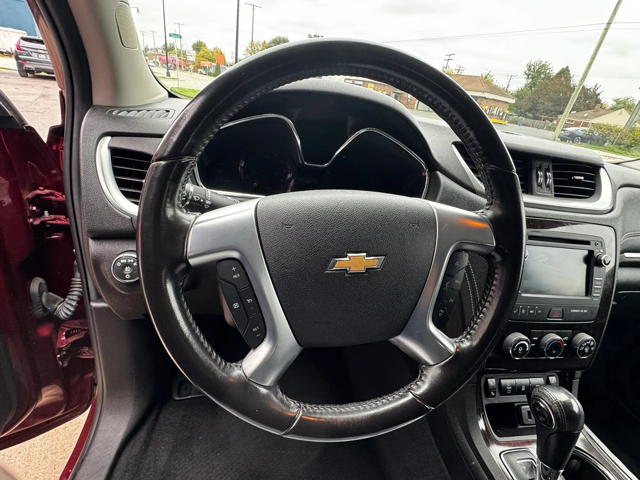 Used 2017 Chevrolet Traverse LT w/ Style and Technology Package FWD image 11