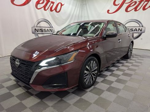 Certified 2025 Nissan Altima 2.5 SV FWD image 1