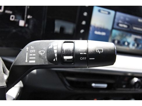 Used 2025 Nissan Kicks SV AWD/4WD image 18