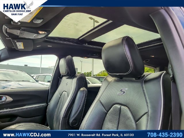 Certified 2024 Chrysler Pacifica Premium FWD image 10