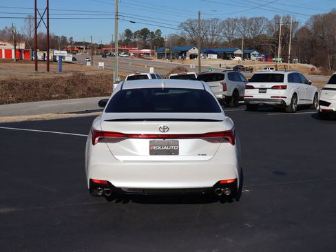 Used 2019 Toyota Avalon XSE image 10