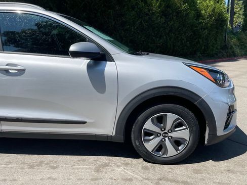 Used 2020 Kia Niro LX FWD image 2