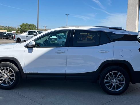 Used 2024 GMC Terrain SLT AWD/4WD image 8