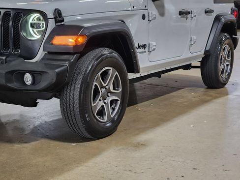Used 2022 Jeep Wrangler Unlimited Sport AWD/4WD image 17