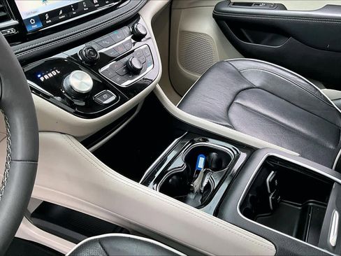 Used 2023 Chrysler Pacifica Limited image 17