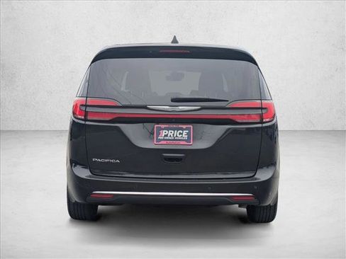 Used 2023 Chrysler Pacifica Touring-L FWD image 7