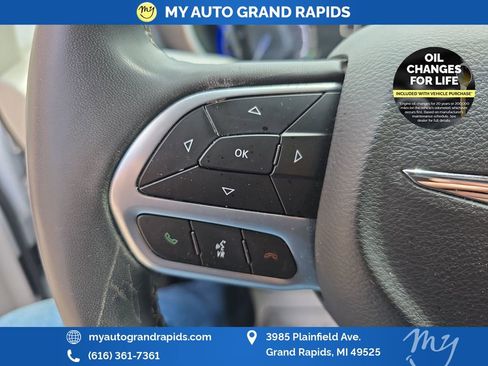Used 2023 Chrysler Pacifica Touring-L FWD image 14