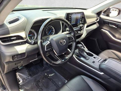 Used 2020 Toyota Highlander XLE AWD/4WD image 10