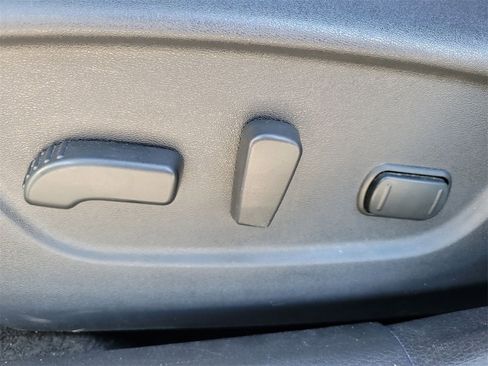 Used 2019 Nissan Rogue SV image 17