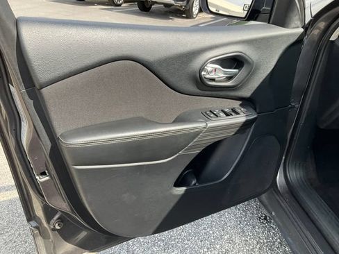 Used 2017 Jeep Cherokee Sport FWD image 5