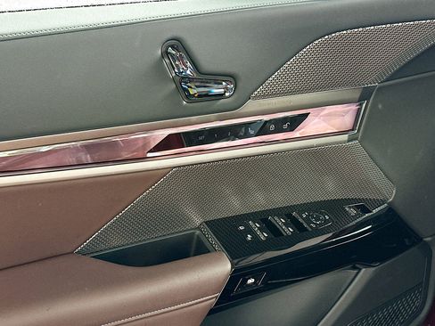 Used 2025 BMW 740i image 18