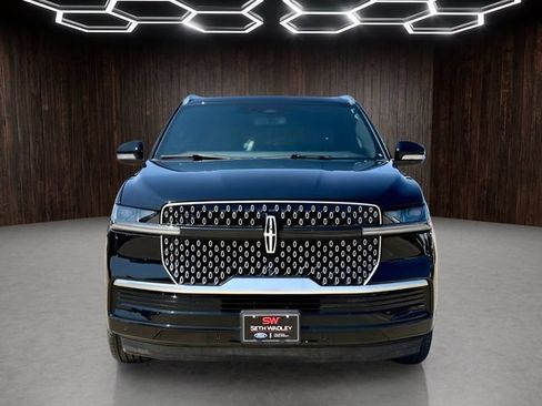 Used 2025 Lincoln Navigator Reserve AWD/4WD image 3